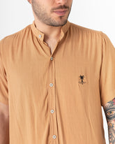 Camisa hombre cuello mao Tarantino café (Chalis)